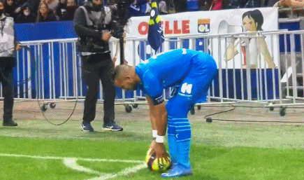 火箭末节爆发连扳三分险胜国王（火箭末节发力连中三分惊险击退国王）