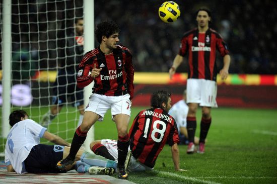 皇家马德里在圣马梅斯胜利后的录像：激情与荣耀的完美展现（皇马圣马梅斯凯旋视频：热血与荣光的极致呈现）