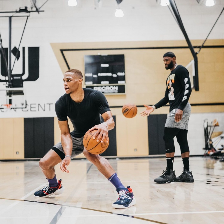 安布：邵佳一与此前的混乱划清界限，是国足非常好的主帅人选（安布称：邵佳一已与过去的混乱切割，堪为国足主帅上佳人选）