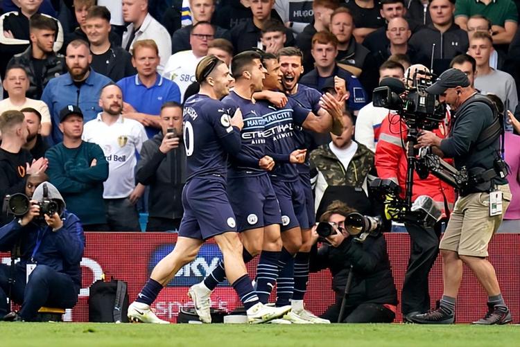 梁靖崑一脸沮丧令人心疼！10-6手握赛点被逆转 腰椎伤病困扰他9个月（梁靖崑10-6握赛点仍被逆转，落寞神情惹人心酸；腰椎伤势缠身已9个月）