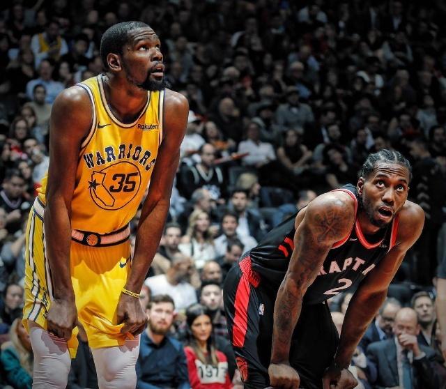 76人队记：庄神右膝扭伤，本场比赛不会回归（76人记者：庄神右膝扭伤，本场不再出战）