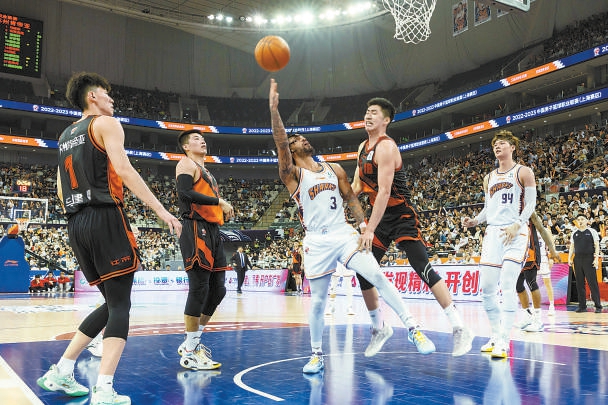 为了球队就算断腿也愿意，40岁的C罗再次夺冠泪洒赛场（为球队拼到断腿也无悔，40岁C罗再夺冠，赛场潸然泪下）