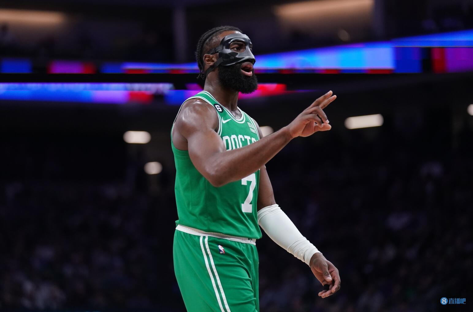 一贝蒂斯球迷袭击了一巴萨球迷，部分球迷甚至高喊“你真棒”（一名贝蒂斯球迷袭击巴萨球迷，现场有人起哄高喊“你真棒”）